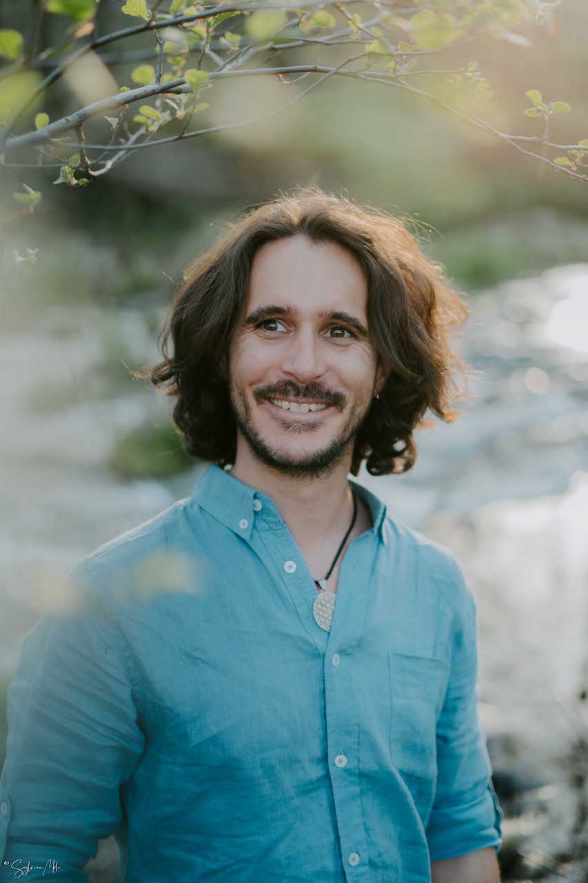 Portrait de Joris en chemise bleue dans la nature