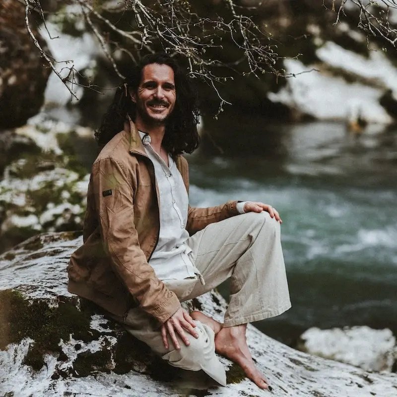 joris veste rivière assis sur rocher joris veste rivière assis sur rocher