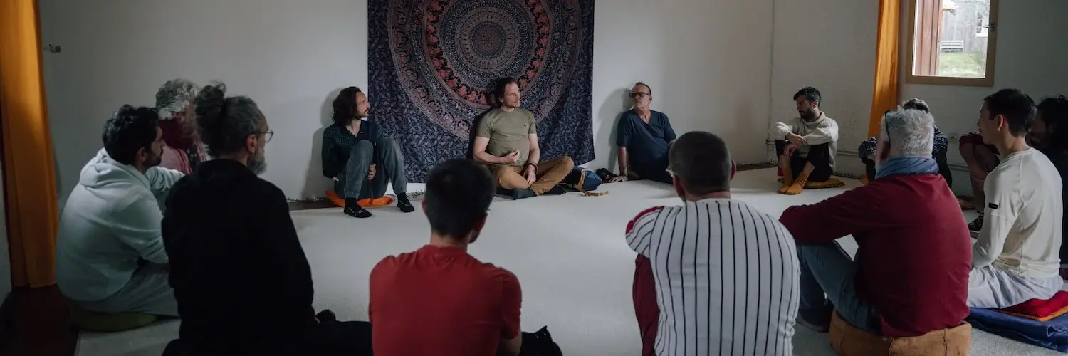 cercle dhommes Hommes participants à un cercle d'hommes assis