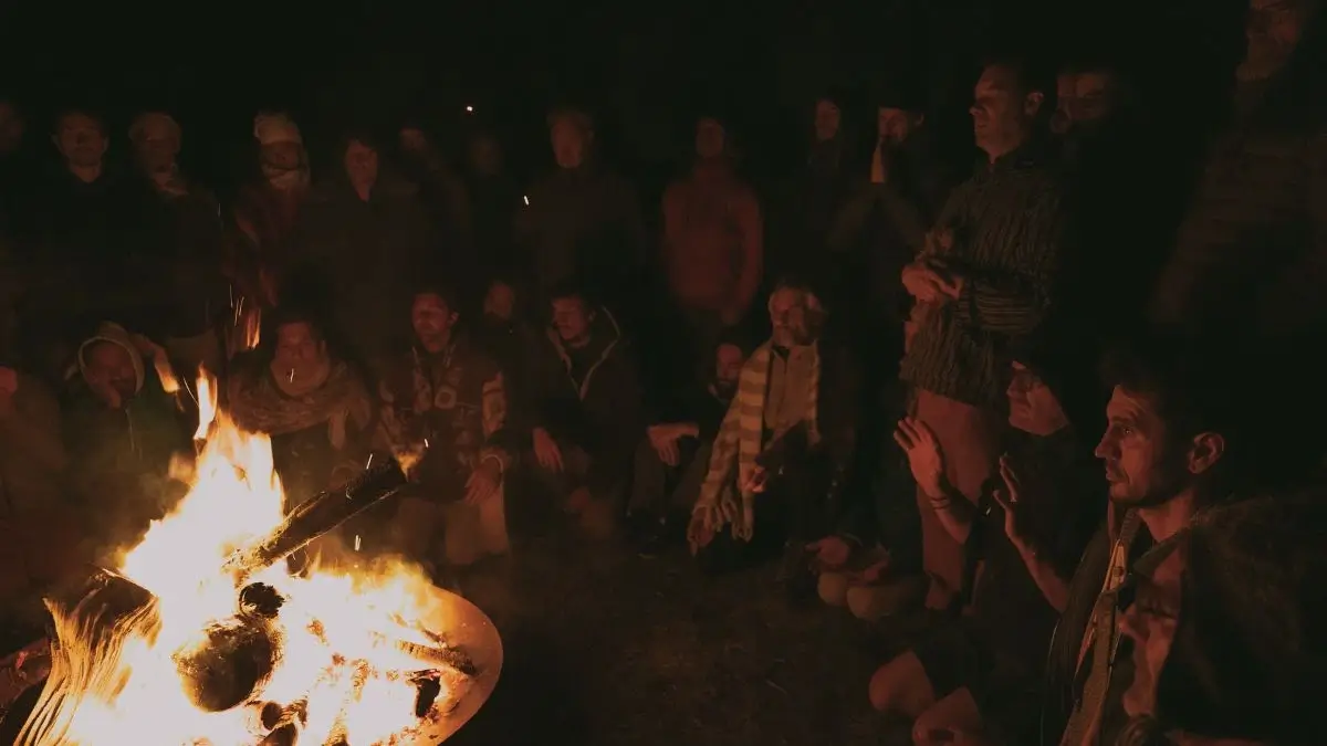 hommes en cercle autour d'un feu hommes en cercle autour d'un feu