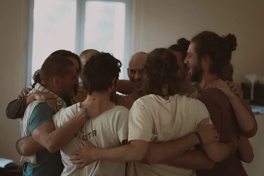 homme en cercle se tenant par les épaules